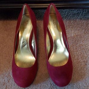 Magenta pumps